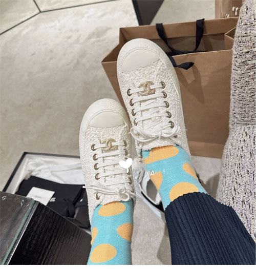 샤넬 24P 트위드 골드 브로치 스니커즈