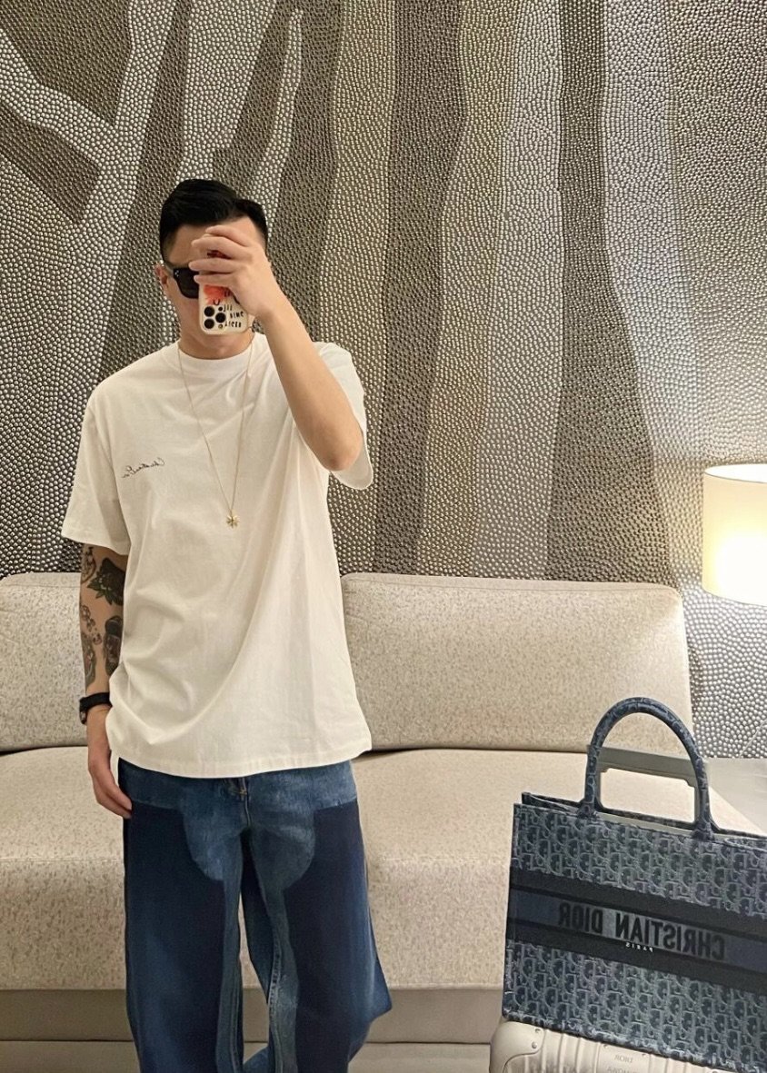 디올 핸드라이팅 은방울꽃 캐주얼 핏 반팔 티셔츠