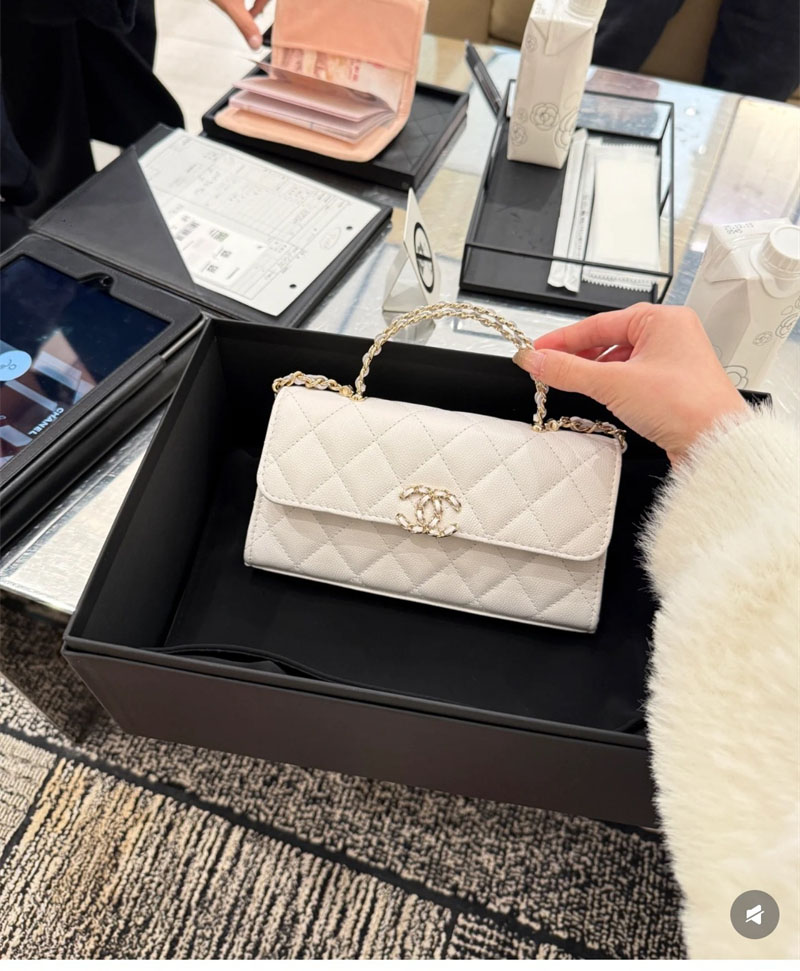 샤넬 25s 캘리 탑핸들 체인 핸드 백 화이트