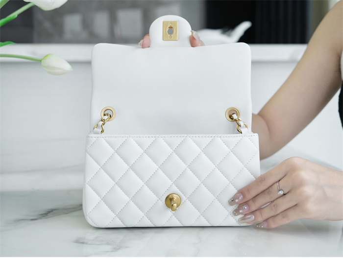 샤넬 클래식 골든볼 플랩 뉴미니 화이트