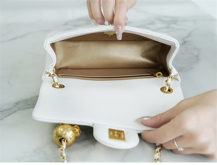 샤넬 클래식 골든볼 플랩 뉴미니 화이트