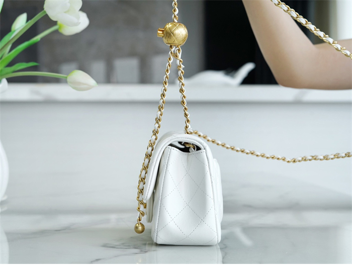 샤넬 클래식 골든볼 플랩 뉴미니 화이트