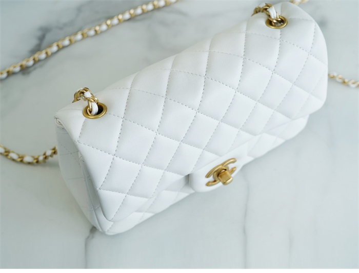 샤넬 클래식 골든볼 플랩 뉴미니 화이트