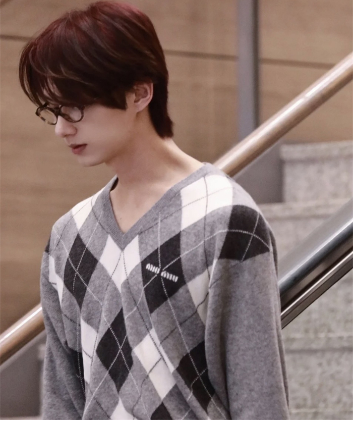 미우미우 아가일 캐시미어 V넥 니트 스웨터