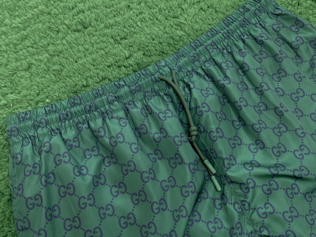 구찌 그린 GG 로고 프린트 나일론 스윔 쇼츠