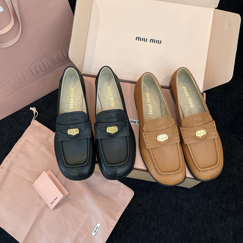 미우미우 25SS 클래식 페니로퍼