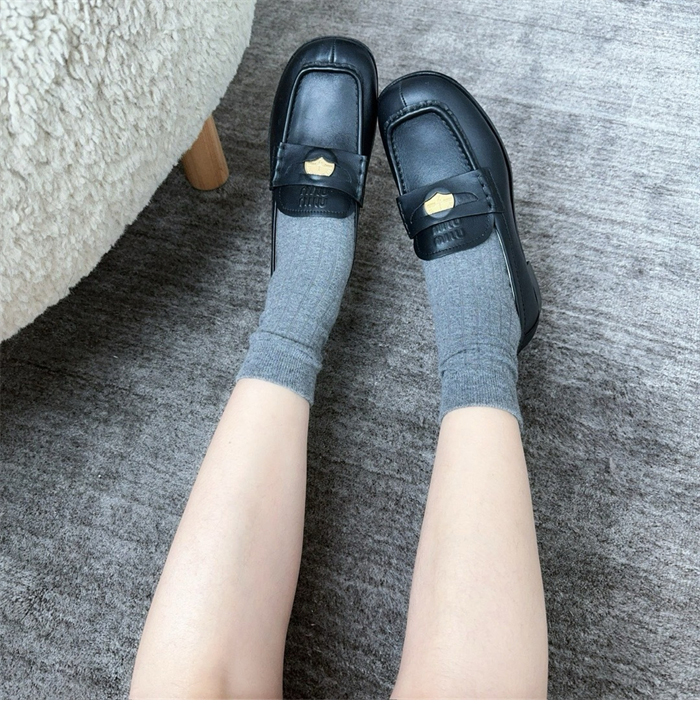 미우미우 25SS 클래식 페니로퍼