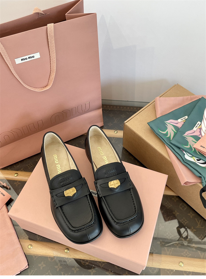 미우미우 25SS 클래식 페니로퍼