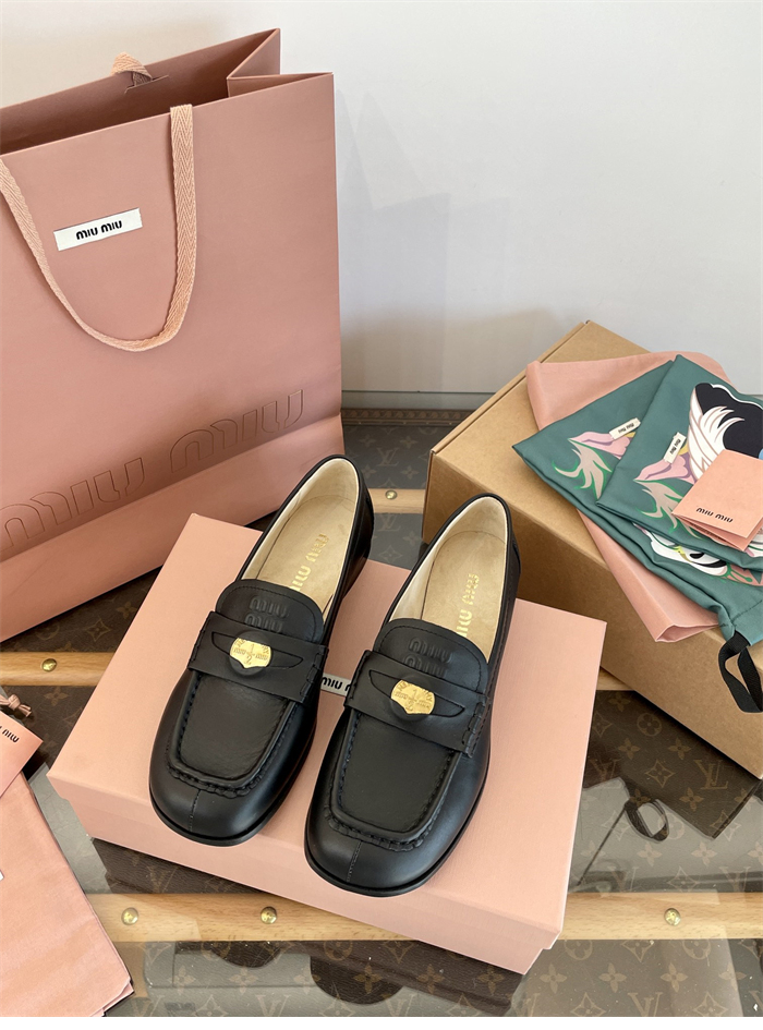 미우미우 25SS 클래식 페니로퍼