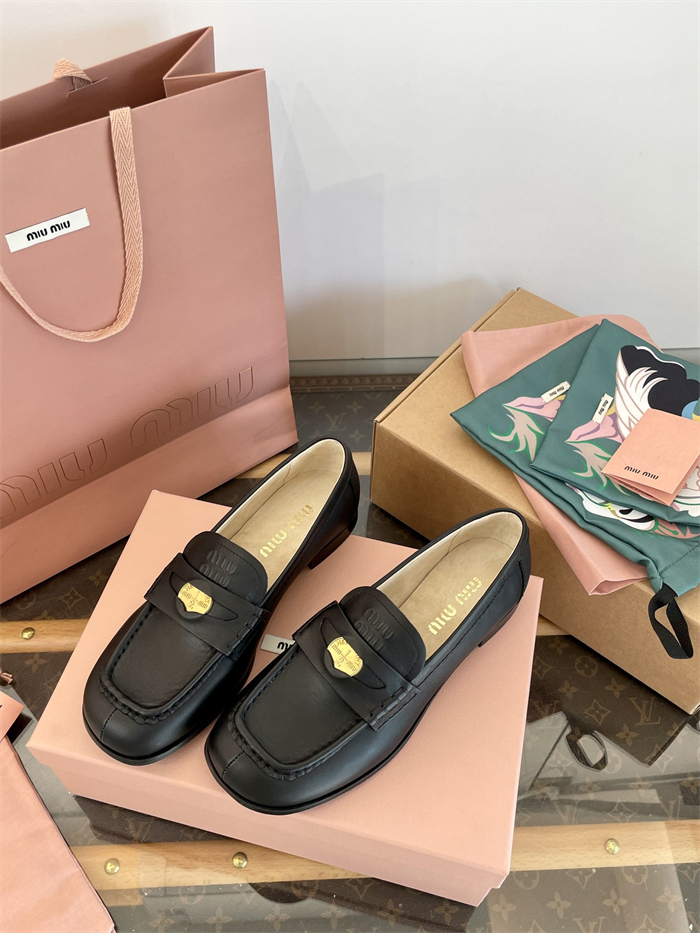 미우미우 25SS 클래식 페니로퍼