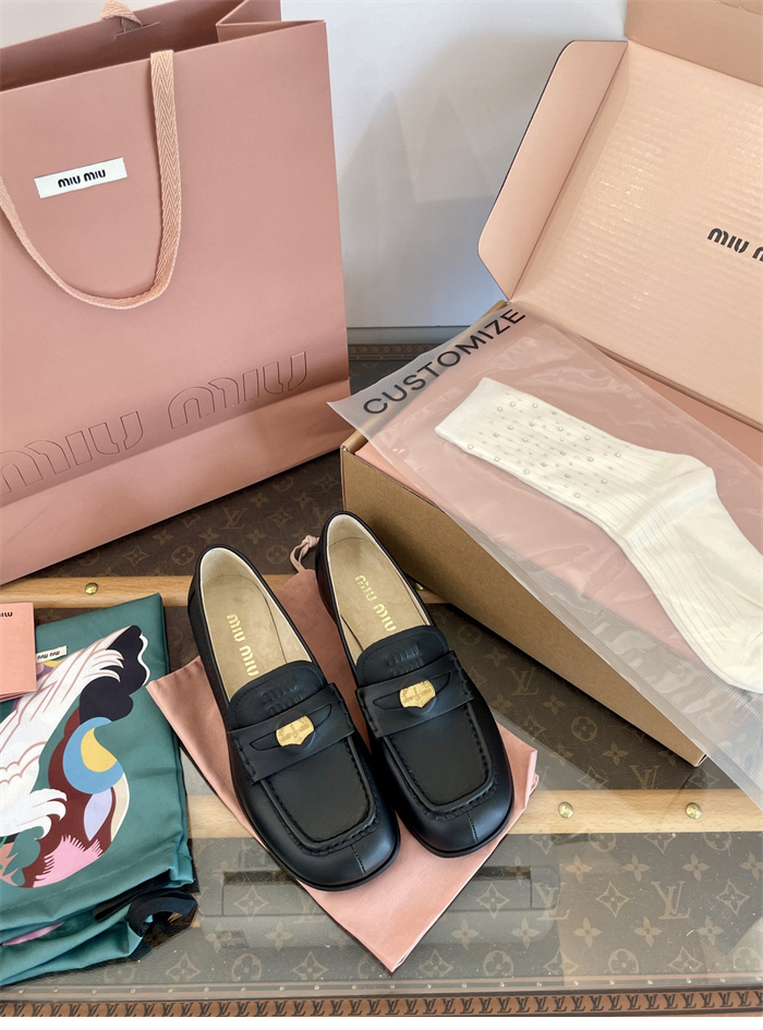 미우미우 25SS 클래식 페니로퍼