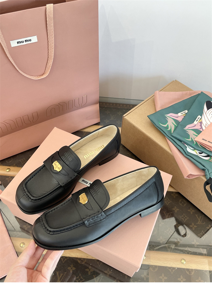 미우미우 25SS 클래식 페니로퍼