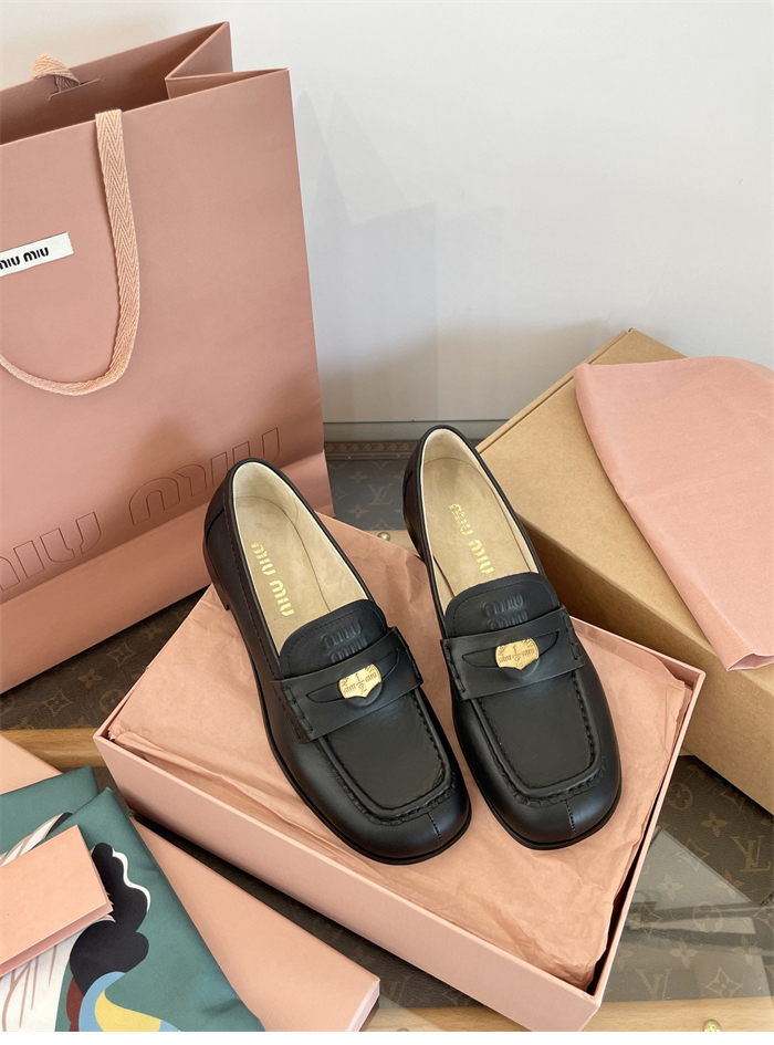 미우미우 25SS 클래식 페니로퍼