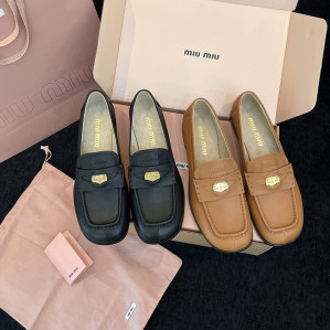 미우미우 25SS 클래식 페니로퍼