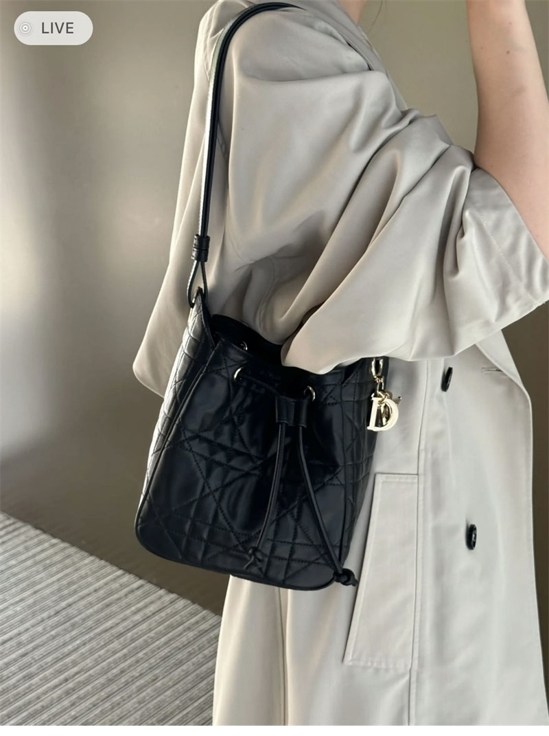 디올 D-Major 스몰 백 블랙 매크로 까나쥬 램스킨