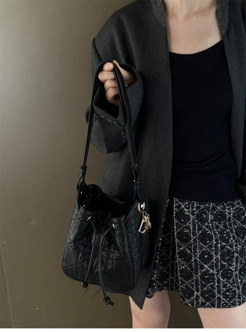 디올 D-Major 스몰 백 블랙 매크로 까나쥬 램스킨