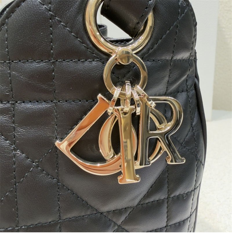 디올 D-Major 스몰 백 블랙 매크로 까나쥬 램스킨