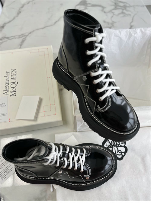 알렉산더 맥퀸 트레드 레이스 업 부츠