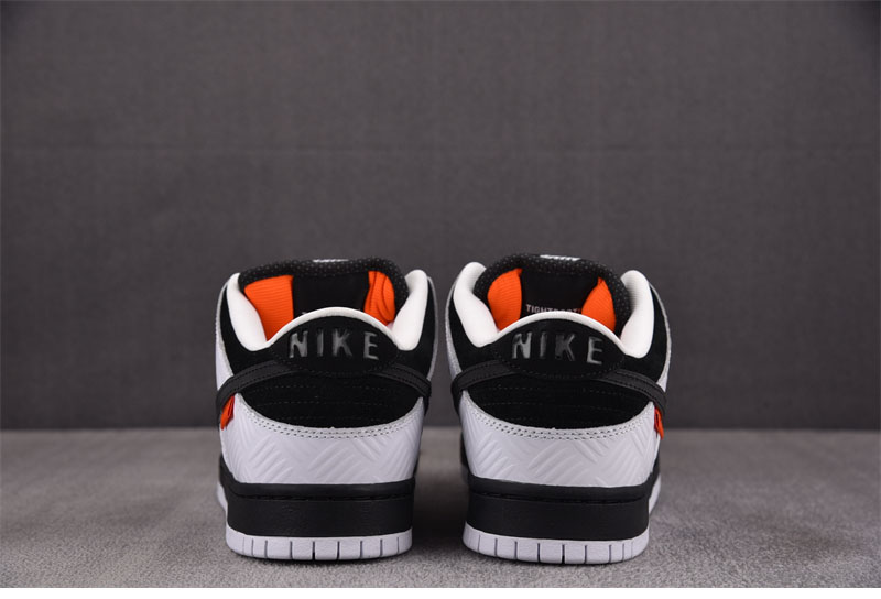 나이키 x 타이트부스 SB 덩크 로우 프로 블랙 화이트 FD2629-100