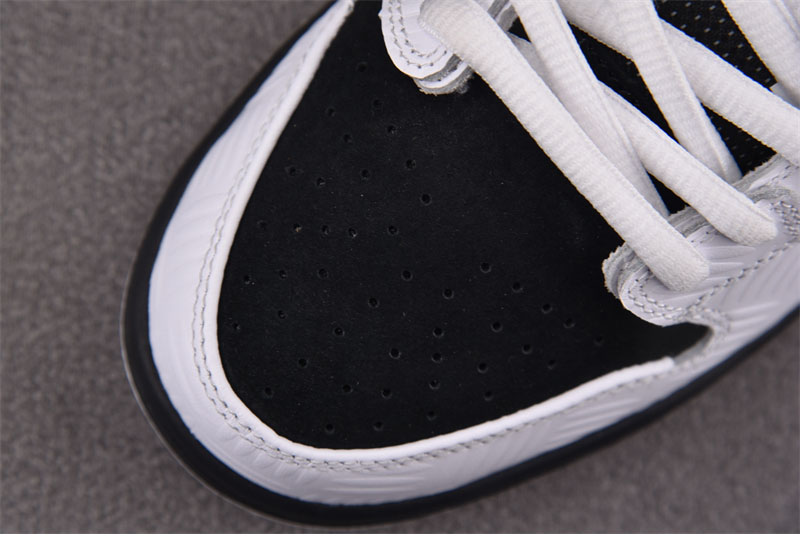 나이키 x 타이트부스 SB 덩크 로우 프로 블랙 화이트 FD2629-100