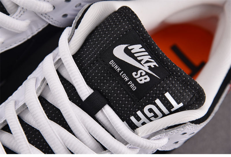 나이키 x 타이트부스 SB 덩크 로우 프로 블랙 화이트 FD2629-100