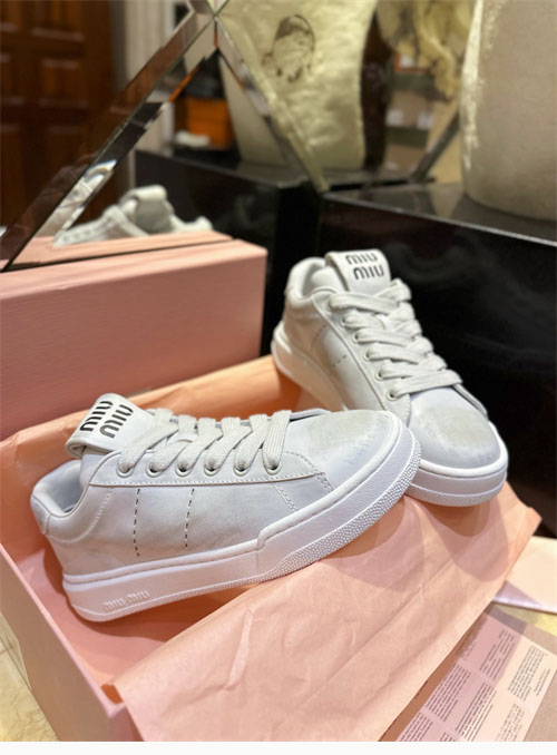 미우미우 블리치드 스니커즈