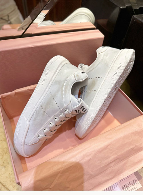 미우미우 블리치드 스니커즈