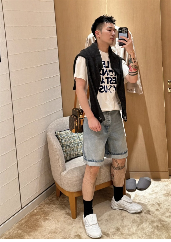 루이비통 Le Monde Est À Vous 그래픽 반팔 티셔츠