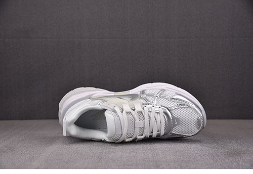 나이키 V2K 런메탈릭 실버/화이트 FD0736-104