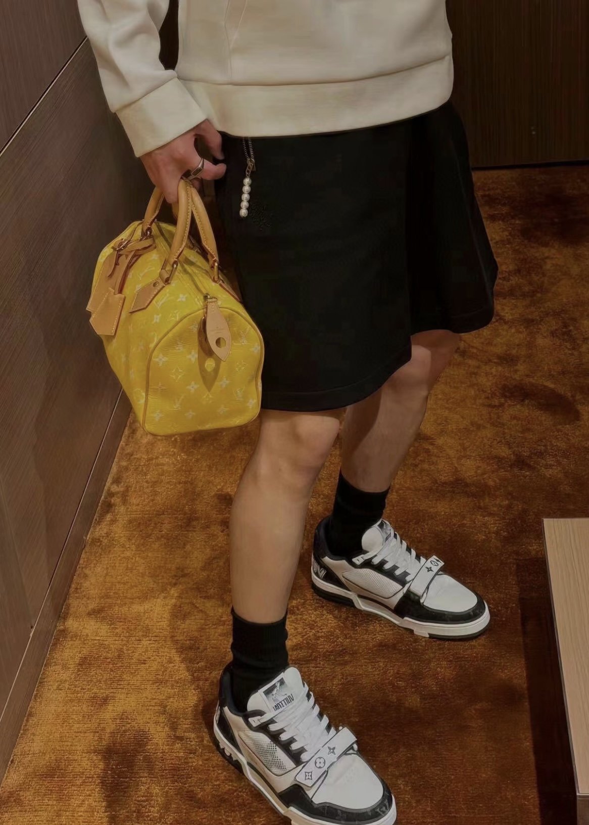 루이비통 24SS 포켓 지퍼 진주 장식 톤온톤 자수 코튼 저지 쇼츠