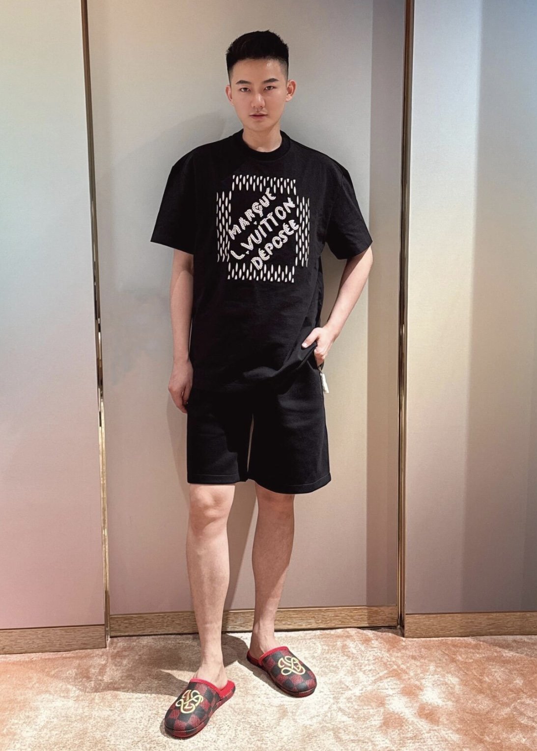 루이비통 24SS 포켓 지퍼 진주 장식 톤온톤 자수 코튼 저지 쇼츠