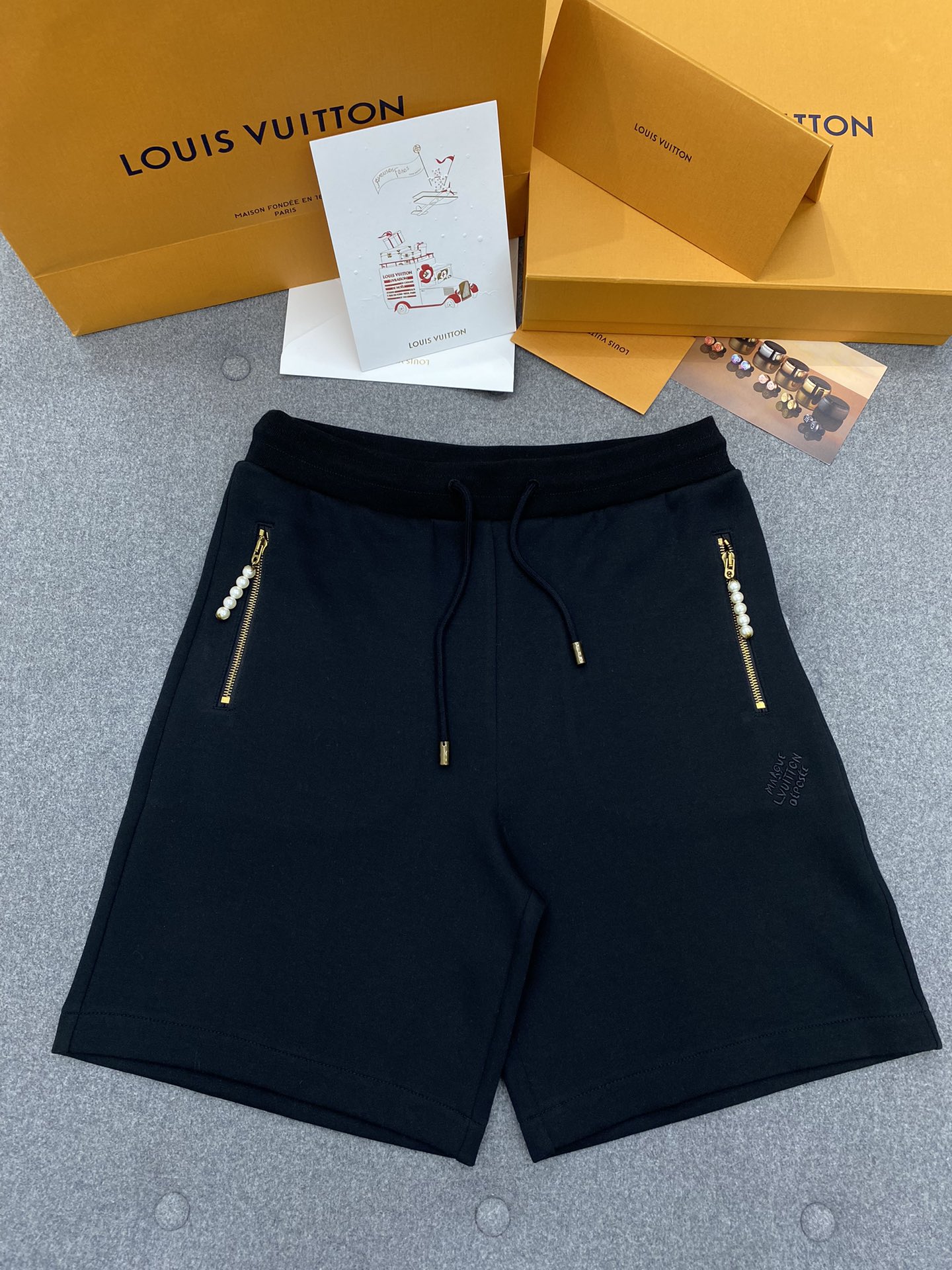 루이비통 24SS 포켓 지퍼 진주 장식 톤온톤 자수 코튼 저지 쇼츠