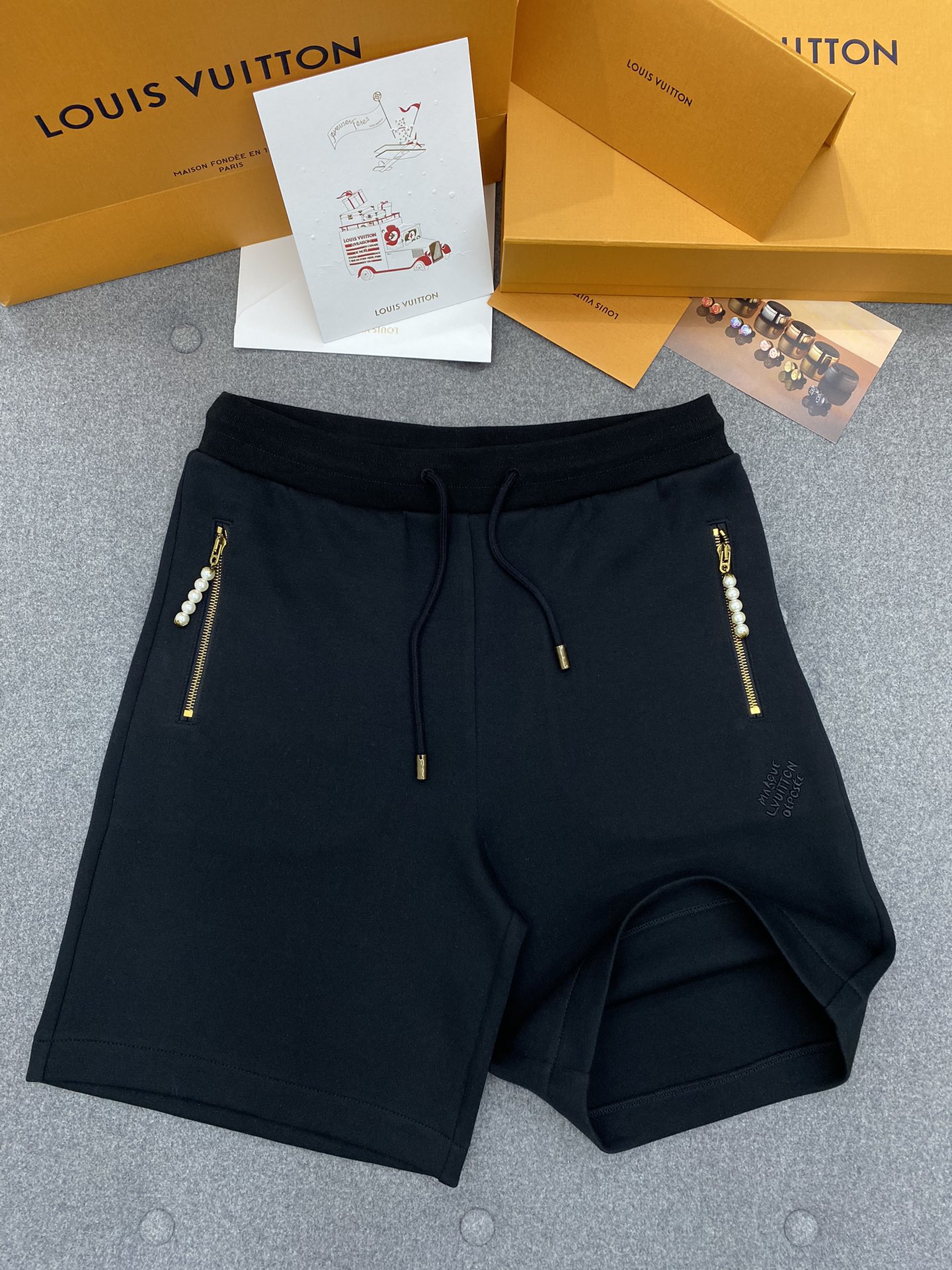 루이비통 24SS 포켓 지퍼 진주 장식 톤온톤 자수 코튼 저지 쇼츠