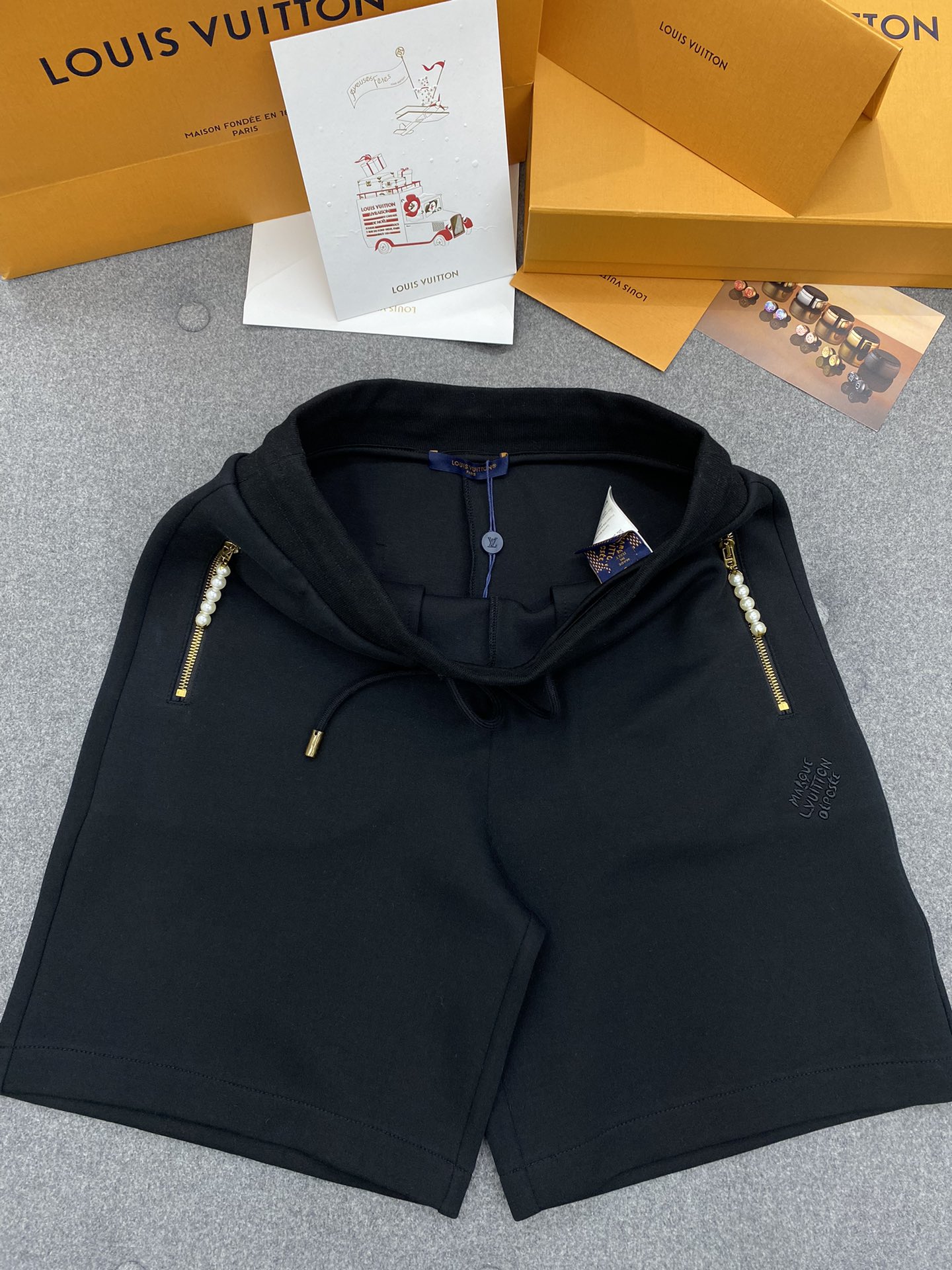 루이비통 24SS 포켓 지퍼 진주 장식 톤온톤 자수 코튼 저지 쇼츠