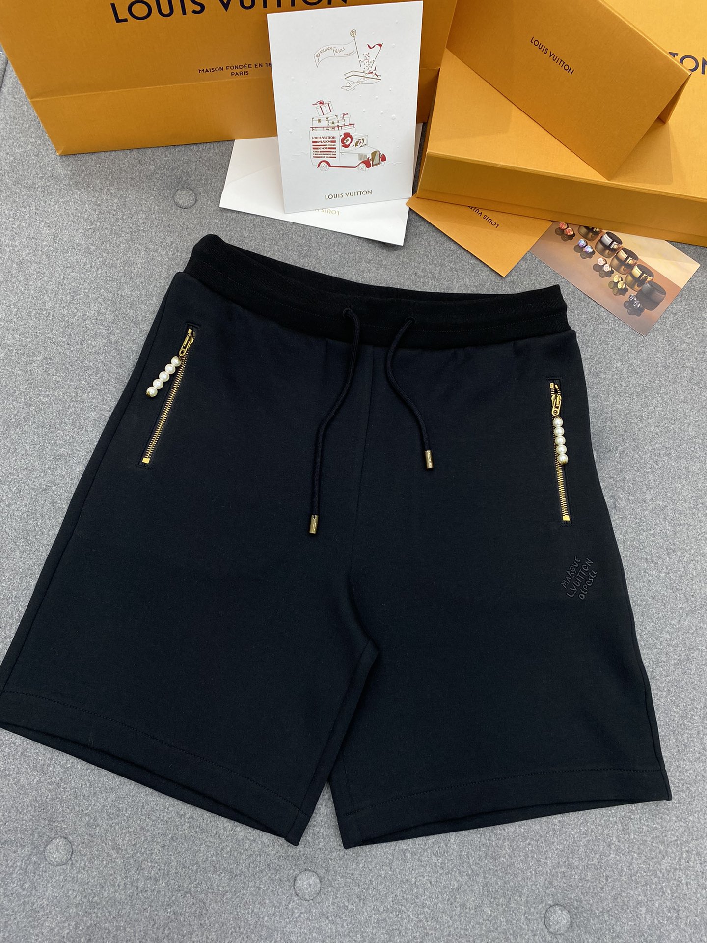 루이비통 24SS 포켓 지퍼 진주 장식 톤온톤 자수 코튼 저지 쇼츠