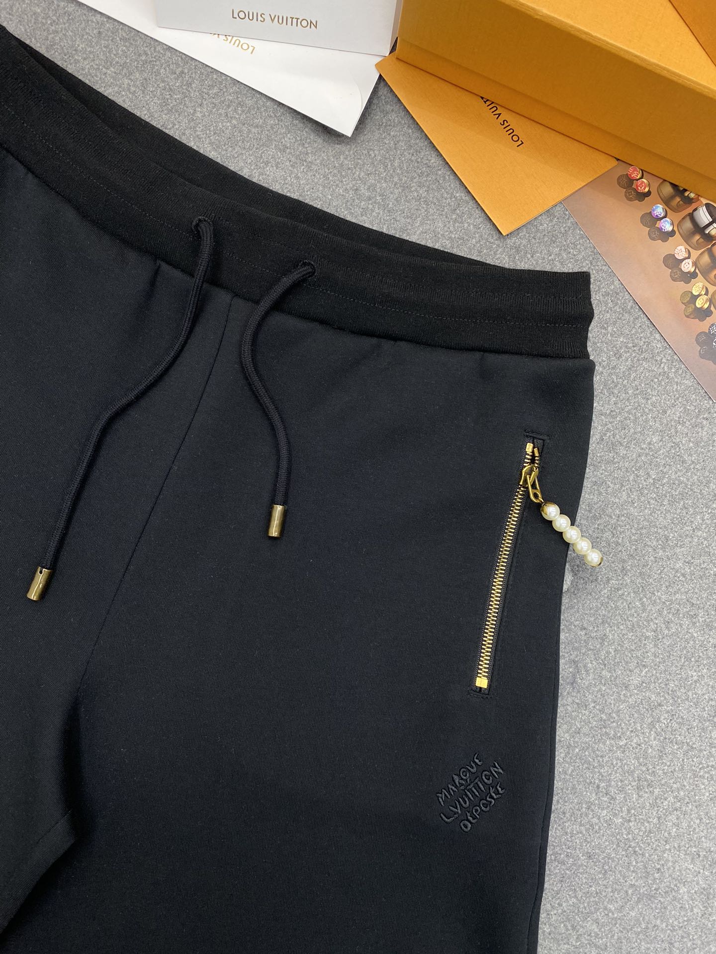 루이비통 24SS 포켓 지퍼 진주 장식 톤온톤 자수 코튼 저지 쇼츠