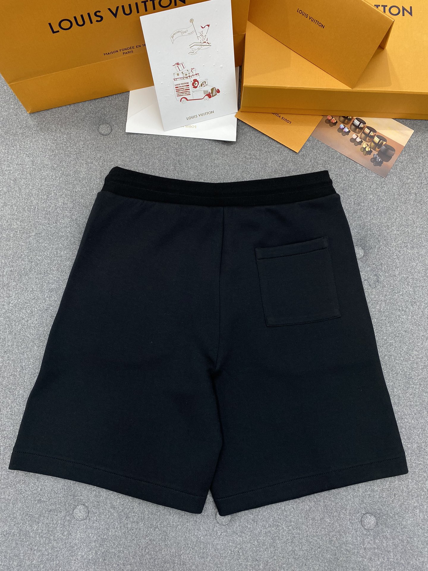루이비통 24SS 포켓 지퍼 진주 장식 톤온톤 자수 코튼 저지 쇼츠