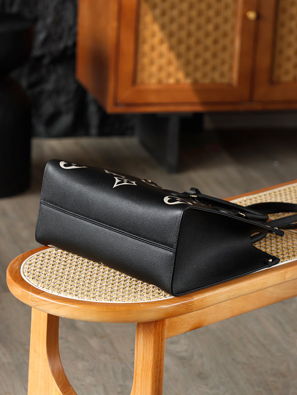 루이비통 온더고 MM 바이컬러 앙프렝뜨