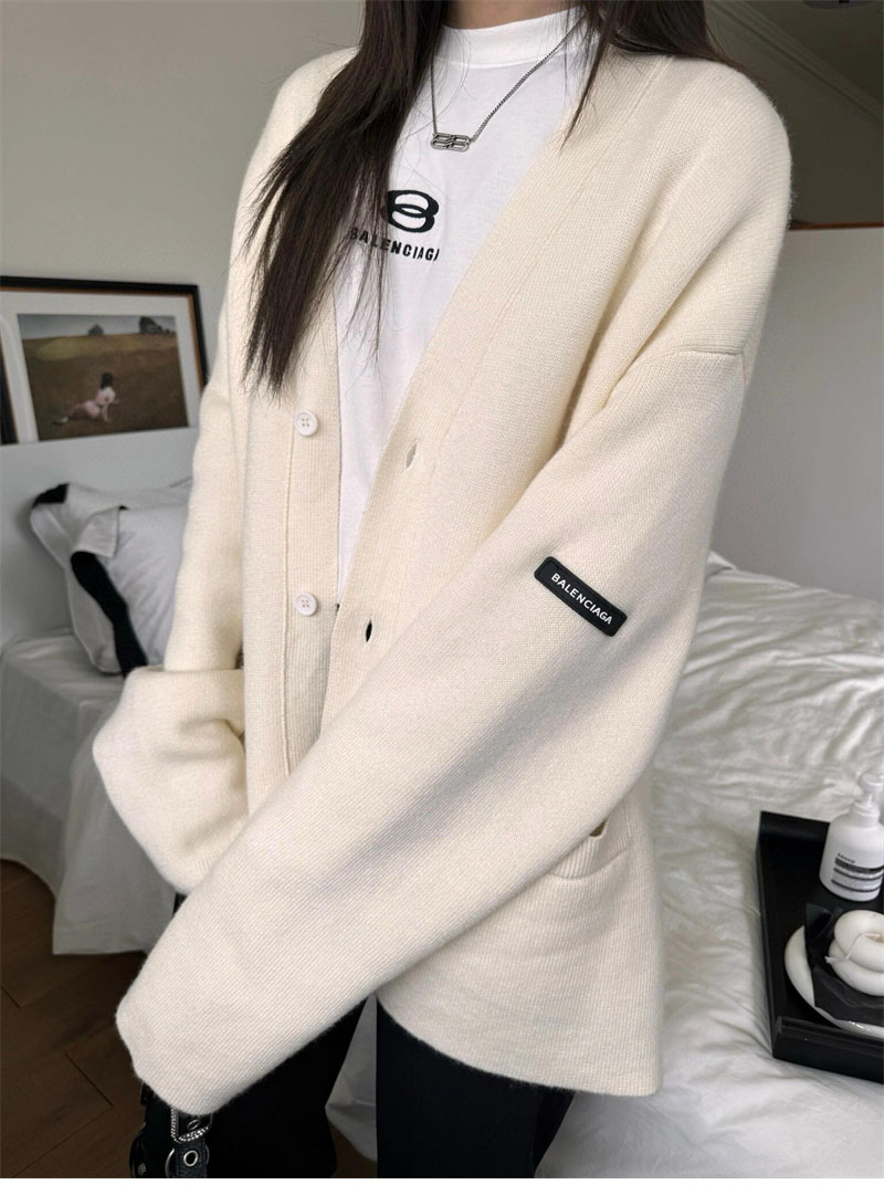 발렌시아가 로고 패치 울 블렌드 V넥 가디건