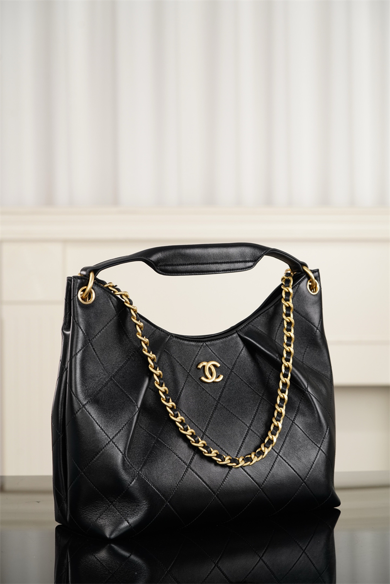 샤넬 26C 맥시 호보백 블랙 그레인드 카프스킨 골드 메탈