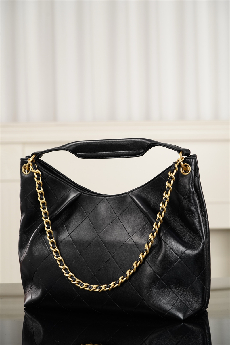 샤넬 26C 맥시 호보백 블랙 그레인드 카프스킨 골드 메탈