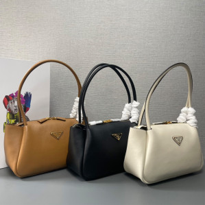 프라다 메탈 하드웨어 트라이앵글 로고 미디엄 레더 핸드백 28*18*11CM “3COLOR”