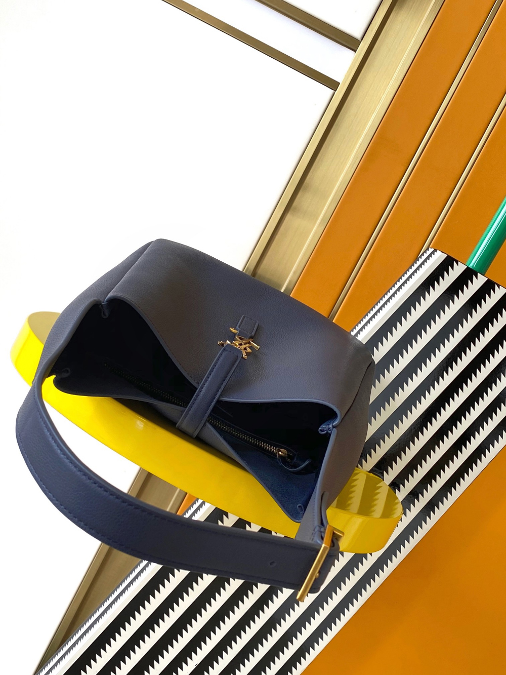 생로랑 Le 5 À 7 Supple Small In Grained Leather