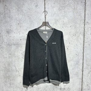 미우미우 24ss 체스트 로고 실크 캐시미어 스웨터 가디건