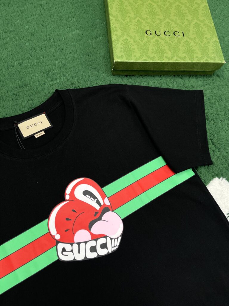 구찌 24FW 웹 하트 프린트 디테일 코튼 저지 반팔 티셔츠 블랙