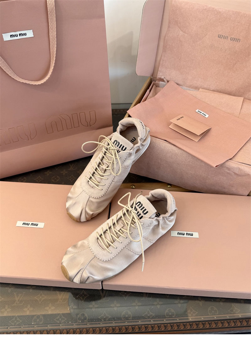미우미우 플룸 새틴 스니커즈